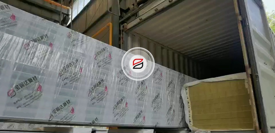 <b>寶潤達聚氨酯封邊巖棉夾芯板發往柬埔寨</b>
